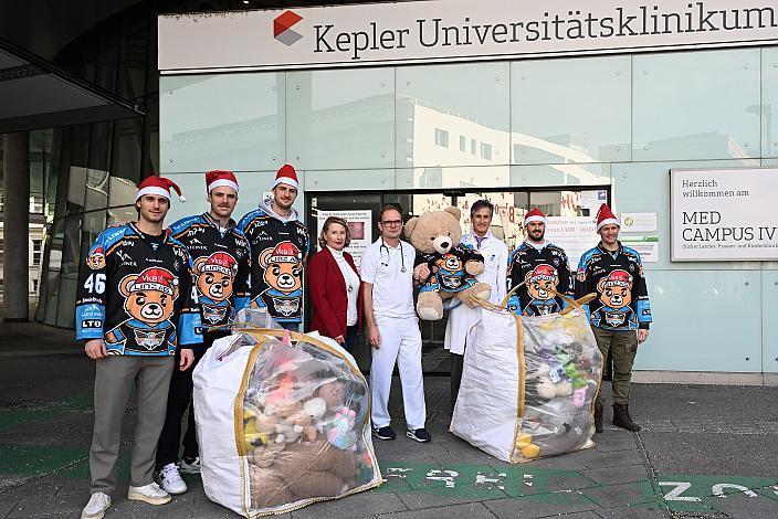 Mit Head Coach Philipp Lukas, den Spielern Raphael Wolf, Niklas Würschl, Logan Roe, Andreas Kristler alle Steinbach Black Wings Linz, übergeben Teddybären an das Kepler Universitäts Klinikum Linz, Prof. Dr. Wolfgang Högler, OA Dr Roland Lanzersdorfer, PBL Sandra Reichl MSC, Linz AG Eisarena 