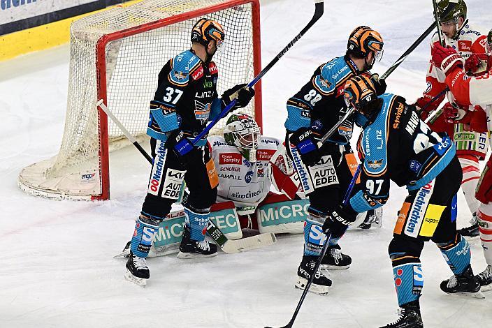 Tormann Samuel Harvey (HCB Suedtirol Alperia), Julian Pusnik (Steinbach Black Wings Linz), Andreas Kristler (Steinbach Black Wings Linz), Luka Maver (Steinbach Black Wings Linz) Win2Day ICE Hockey League,  Steinbach Black Wings Linz vs HCB Suedtirol Alperia ,  Linz AG Eisarena 