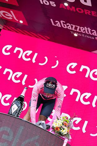 Richard Carapaz (ECU, Ineos Grenadiers) im Rossa Trikot des Gesamtführenden Stage 17 Ponte di Legno - Lavarone, 105. Giro d Italia, UCI Worl Tour