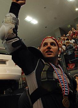 #26 Thomas Vanek, Stuermer, Team Austria, bedankt sich beim Publikum.