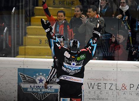 #3 Ray DiLauro, Verteidiger, Liwest Black Wings Linz jubelt ueber das 1 zu 0 fuer Linz.