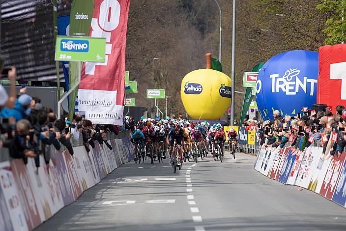 Sprint in Innsbruck, Sieger Gianni Moscon (ITA, Ineos Grenadiers) 44th Tour of the Alps, 1. Etappe Brixen - Innsbruck 140,6km, UCI Pro Series