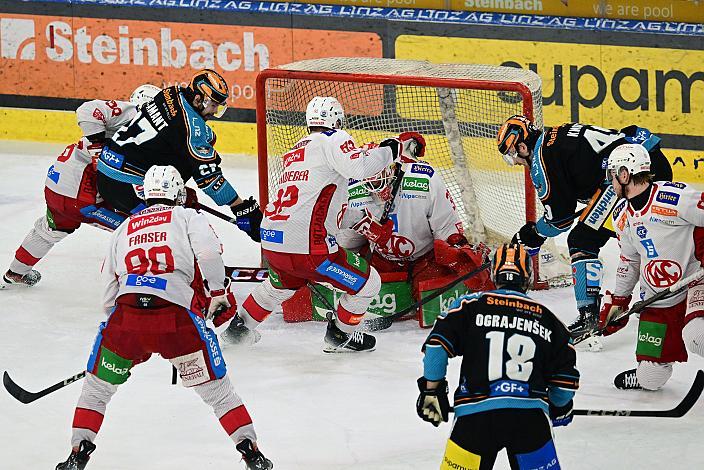 Shawn St.Amant (Steinbach Black Wings Linz) und Graham Knott (Steinbach Black Wings Linz) vor Tormann Sebastian Dahm (EC KAC) Semifinale 4, Win2Day ICE Hockey League, 4. Semifinale, Steinbach Black Wings Linz vs EC KAC,  Linz AG Eisarena 
