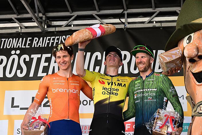 2. Platz Reuben Page Brown (AUS, Team Brennan), Sieger Henry Hobbs (GBR, Team Visma - Lease a Bike Development Team), 3. Platz Filippo Fortin (ITA, Hrinkow Advarics), Zieleinfahrt in Reichersberg 2. Etappe Eferding - Reichersberg, Oberösterreich Rundfahrt