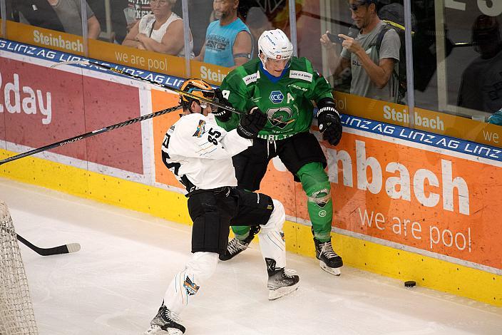 Michael Haga (Steinbach Black Wings Linz) und Kristjan Cepon (Olimpija Ljubljana), Steinbach Black Wings Linz vs Olimpija Ljubljana,  WIn2day ICE Hockey League