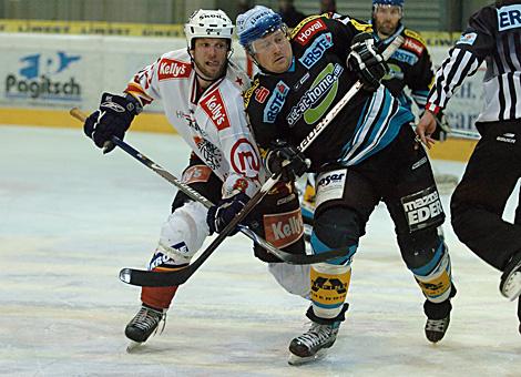#19 Rob Shearer, Stuermer, EHC Liwest Black Wings im Duell mit der #8 Jarrod Skalde, HK Acroni Jesenice.