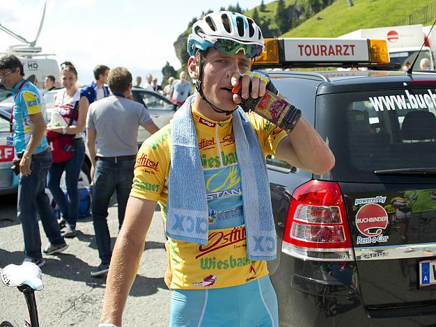 #68 Kevin Seeldraeyers, BEL, Astana Pro Team der Gesamtfuehrende im gelben Trikot im Ziel am Kitzbueheler Horn.