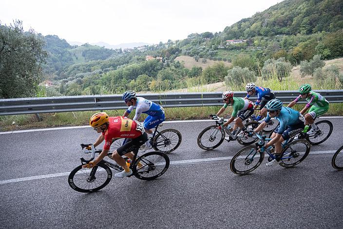 Das Peleton in der Abfahrt vom Anstieg La Rosina bei Marostica, Michael Matthews (AUS, Team Jayco AlUla), Simone Velasco (ITA, Astana - Premier Tech), 3rd Veneto Classic UCI 1.1 Pro Bassano del Grappa