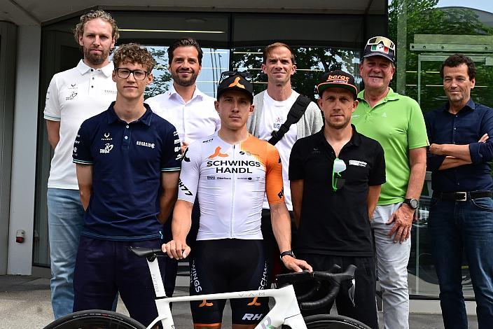 1. Reihe Valentin Hofer (AUT, Bahrain Victorious Development Team), Marvin Hammerschmid (AUT, Schwingshandl Intralogistics), Riccardo Zoidl (AUT, Hrinkow Advarics), 2. Reihe Zsolt Der (HUN, DS. Bahrain Victorious Development, Mario Rossmann (Präsident Cycling Upper Austria, Oberösterreich), Michael Creed (Team USA), Walter Ameshofer (LRV OÖ Vize Präsident), Thomas Schwingshandl (CEO Fa. Schwingshandl), Pressekonferenz 1. Etappe Oberösterreich Rundfahrt