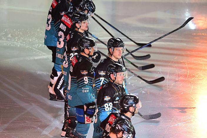 Das Team der Steinbach Black Wings Linz mit Brian Lebler (Steinbach Black Wings Linz). 41. Runde ICE, Steinbach Black Wings Linz vs EC KAC, Linz AG Eisarena 