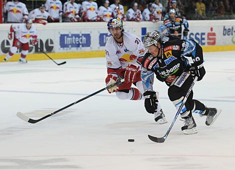 Rob Shearer Liwest Black Wings Linz im Angriff vs EC Red Bull Salzburg