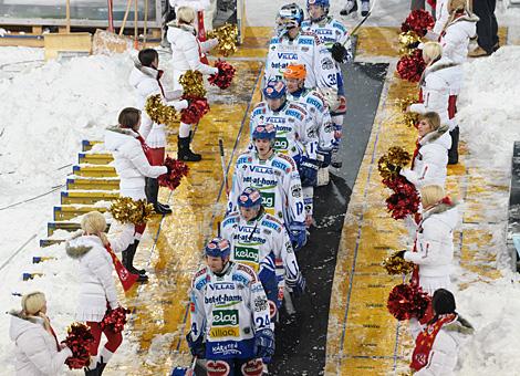 Das siegreiche Team des VSV verlaest das Eis im Stadion Klagenfurt