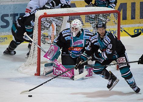 Tormann Florian Janny (EHC Liwest Black Wings Linz) und Marc-Andre Dorion (EHC Liwest Black Wings Linz)  EHC Liwest Black Wings Linz vs Dornbirn Bulldogs