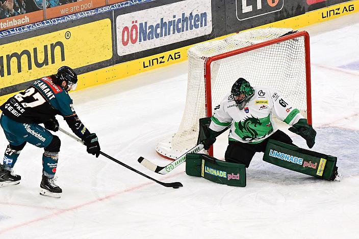 Shawn St.Amant (Steinbach Black Wings Linz) erzielt das 1 zu 0 gegen Tormann Lukas Horak (HK Olimpija Ljubljana), 3. Runde ICE, Steinbach Black Wings Linz vs Olimpija Ljubljana, Linz AG Eisarena