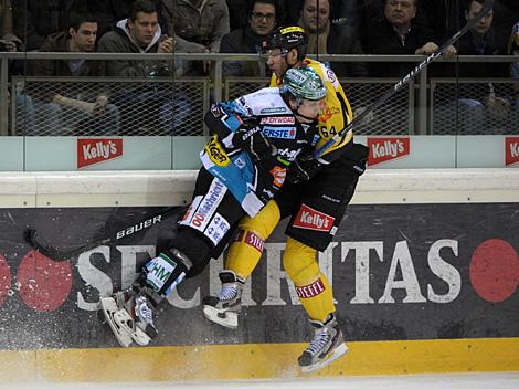 Danny Irmen, Linz checkt Andre Lakos, Vienna, UPC Vienna Capitals vs EHC Liwest Black Wings, Play Off -Viertelfinale, Spiel 2