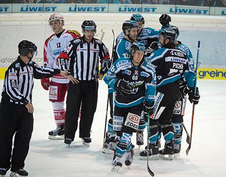 Stefan Gaffal (EHC Liwest Black Wings Linz), feiert das 1 zu 0, EHC Liwest Black Wings Linz vs EC KAC