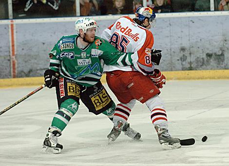 #85 Philipp Pinter, Stuermer, Red Bulls Salzburg verfolgt von der #44 Andrej Tavzelj, Verteidiger, Olimpija Ljubljana.