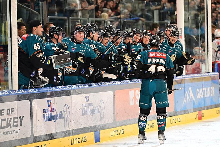Die Steinbach Black Wings Linz feiern das Tor zum 4 zu. durch Niklas Würschl (Steinbach Black Wings), Brian Lebler (Steinbach Black Wings Linz),