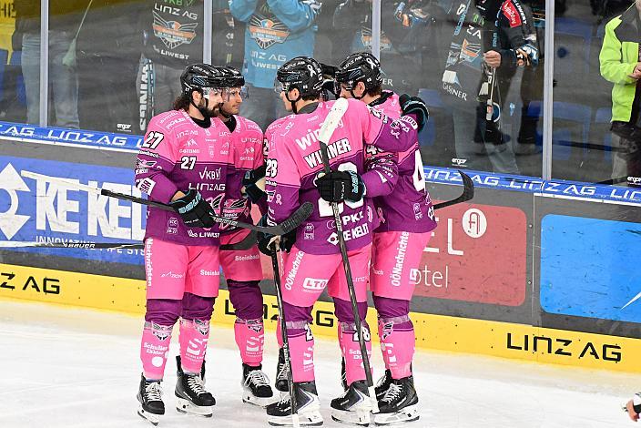 Die Steinbach Black Wings Linz feiern das Tor zum 2 zu 0 durch Brady Shaw (Steinbach Black Wings Linz), ICE, Steinbach Black Wings Linz vs HC Tiwag Innsbruck - Die Haie Linz, AG Eisarena 