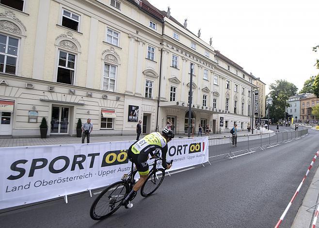 Adriaan Janssen (NED, CC Monketown) vor dem Landestheater Linz Hauptplatz, Martinskirche,  Radsport 10. Int. OOE Rundfahrt Prolog