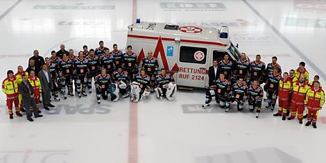 Mannschaftsfoto EHC Liwest Black Wings Linz mit den Helfern des Samaritersbundes.