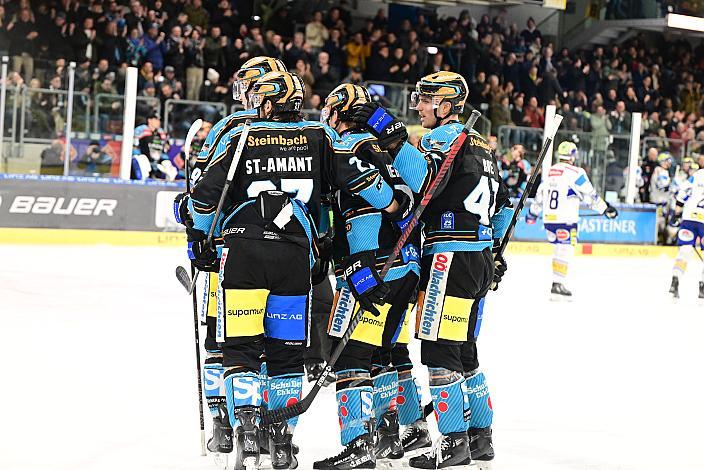 Die Steinbach Black Wings Linz feiern das Tor zum 3 zu 1 durch Brian Lebler (Steinbach Black Wings Linz) Win2Day ICE Hockey League,  Steinbach Black Wings Linz vs EC iDM Wärmepumpen VSV,  Linz AG Eisarena