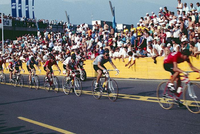 Das Feld der Amateure mit Albert Hainz (AUT) Strassenradrennen, WM 1987, Villach, Weltmeisterschaft, Rennen der Amateure