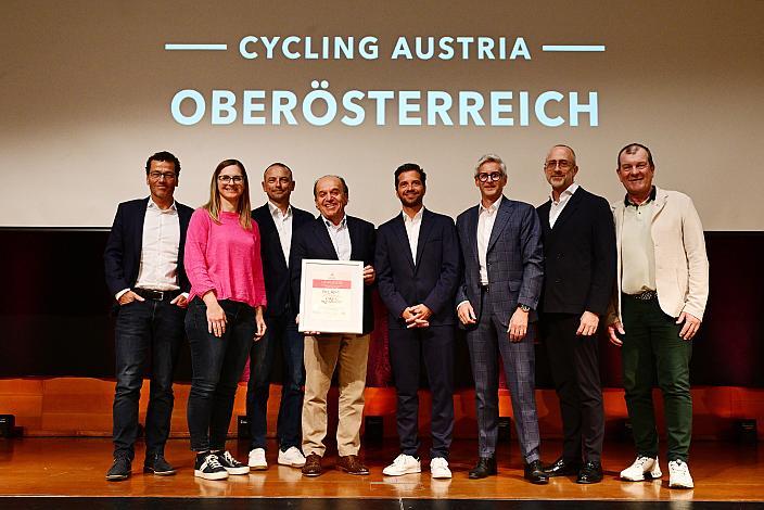 v.l. Thomas Schwingshandl (CEO Fa. Schwingshandl), Alois Badegruber (Vizepräsident Cycling Oberösterreich), Mario Rossmann  Präsident (Cycling Oberösterreich, LRV Oberösterreich), Walter Ameshofer (LRV OÖ Vize Präsident), Helga Mitmasser (Finanz Referentin Cycling Oberösterreich), Patrick Hochhauser (Vizepräsident Cycling Oberösterreich), Paul Resch (Präsident LRV Oberösterreich), Bgm BadSchallerbach Ing. Markus Brandlmayr, LRV Oberösterreich Generalversammlung