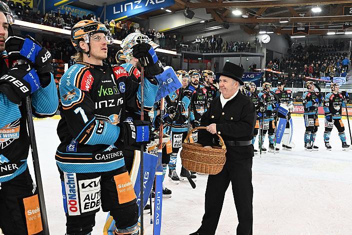 Rauchfangkehrer Glücksbringer für das Team,  Win2Day ICE Hockey League,  Steinbach Black Wings Linz vs EC Red Bull Salzburg,  Linz AG Eisarena