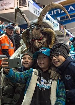 Kinder mit Perchten EHC Liwest Black Wings Linz vs KHL Medvescak Zagreb