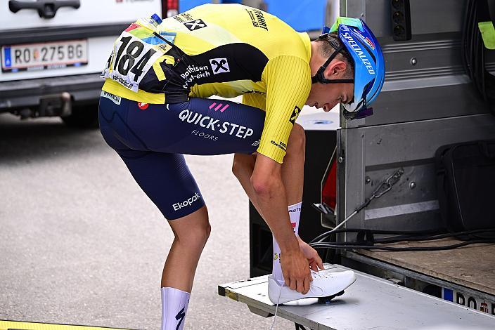 Im Gelben Trikot des Gesamtführenden Henrique Ribeiro Bravo (BRA, Soudal - Quickstep Devo Team) schnürt die Schuhe. 3. Etappe Asten - Bad Schallerbach, Oberösterreich Rundfahrt