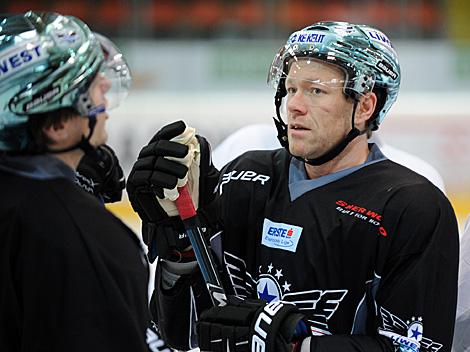 Die neu Verpflichtung der Linzer fuer die Verteidigung, der Schwede Jan-Axel Alavaara im Gespraech mit Danny Irmen.