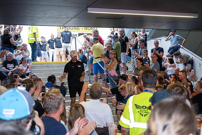 Riesen Begeisterung der Fans bei der Spielervorstellung , Greg Moro (Steinbach Black Wings Linz) Erstes Eistraining, Steinbach Black Wings Linz , Linz AG Eisarena