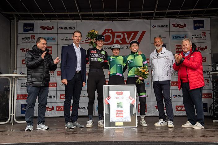 Podest Radliga Damen 2. Platz Petra Zsanko (HUN, Team Cookina ARBÖ ASKÖ Graz RLM Stmk), Siegerin Lydia Ventker (GER, MAXX-Solar Linding Woman Racing RG), Gesamtsiegerin der Austrian Cycling League 2022, 3. Platz Helena Bieber (GER, MAXX-Solar Linding Woman Racing RG), Radsport, Damen Radliga, Kufstein, Tirol, Radliga Finale 2022 