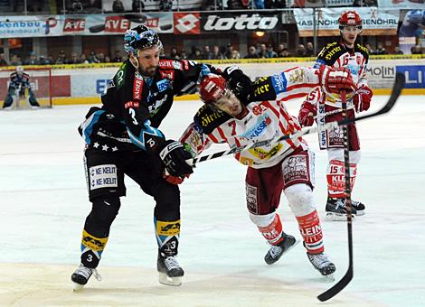 #3 Ray DiLauro, Verteidiger, Liwest Black Wings Linz im Duell mit der #7 Herbert Ratz, KAC.