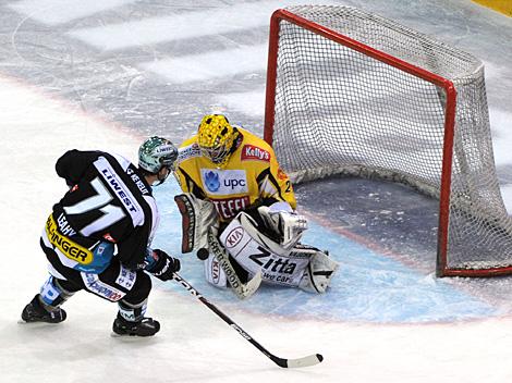 Pat Leahy, Linz vor Tormann Sebsatian Stefaniszin, Vienna Capitals, UPC Vienna Capitals vs EHC Liwest Black Wings, Play Off -Viertelfinale, Spiel 2