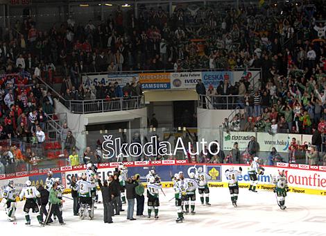 Das Team HC Energy Karlovy Vary feiert den Aufstieg ins Finale.