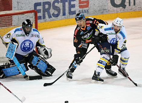 Rich Bronilla, Liwest Black Wings Linz und Alan Letang KHL Medvescak Zagreb im Tor Gasper Kroselj.