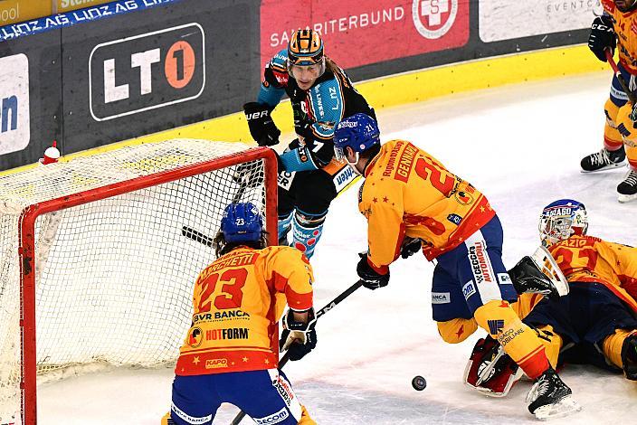 Brian Lebler (Steinbach Black Wings Linz), Tormann Justin Fazio (Migross Supermercati Asiago Hockey 1935), Matteo Vittorio Gennaro (Migross Supermercati Asiago Hockey 1935)   Win2Day ICE Hockey League,  Steinbach Black Wings Linz vs Migross Supermercati Asiago Hockey,  Linz AG Eisarena 