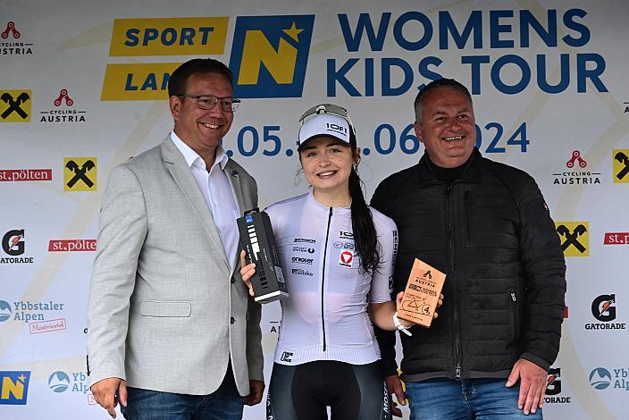 v.l. Bürgermeister Christian Haberhauer, Amstetten, 4. Platz Elisa Winter (AUT, Union Raiffeisen Radteam Tirol),  Amstetten. 3. Etappe Sportland NOE WOMENS  KIDS Tour