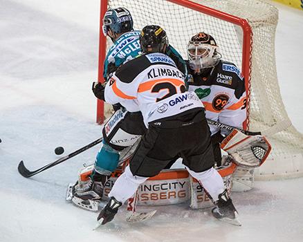 Brett McLean (EHC Liwest Black Wings Linz) vor Sebastian Dahm (Moser Medical Graz 99ers), EHC Liwest Black Wings Linz vs Moser Medical Graz 99ers