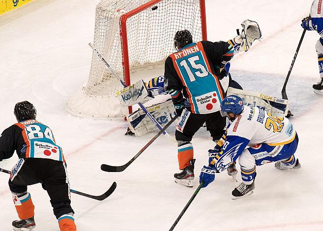 Dragan Umicevic (Black Wings 1992) scort das 1 zu 3 gegen Tormann Alexander Schmidt (EC GRAND Immo VSV), Black Wings Linz vs EC VSV, Eishockey, Bet at Home ICE Hockey League