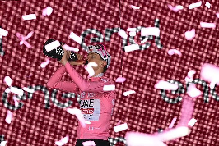 Tadej Pogacar (SLO, UAE Team Emirates) im Rosa Terikot des Gesamtführenden des 107. Giro d Italia, Stage 20, Alpago - Bassano del Grappa, km 184