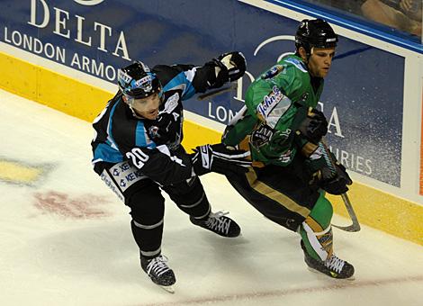 #20 Brad Purdie, Stuermer, Liwest Black Wings Linz im Duell mit Rob Schremp, Verteidiger, London Knights.