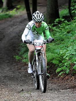 Lisi Unterbuchschachner, Team Hrinkow Bikes im Anstieg am Ameisberg.