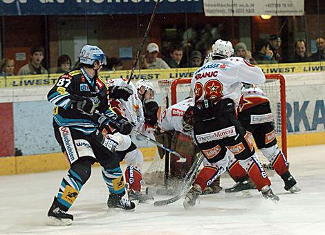 #87 Winfried Rac, Stuermer, Liwest Black Wings Linz vor dem Tor von Jesenice, gehuetet von der#33 Robert Kristan, HK Acroni Jesenice.