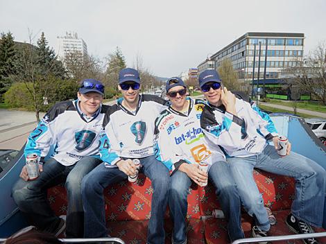 Jan-Axel Alavaara, Adrian Veideman, Alex Westlund und Pat Leahy, bei der Busfahrt, EHC Liwest Black Wings Linz  