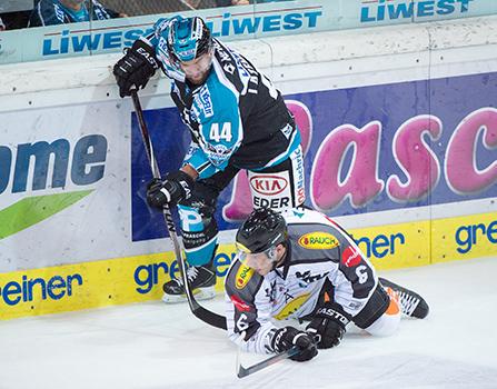 Olivier Latendresse (EHC Liwest Black Wings Linz) und Jonathan D Aversa (Dornbirner Eishockey Club)  EHC Liwest Black Wings Linz vs Dornbirner Eishockey Club