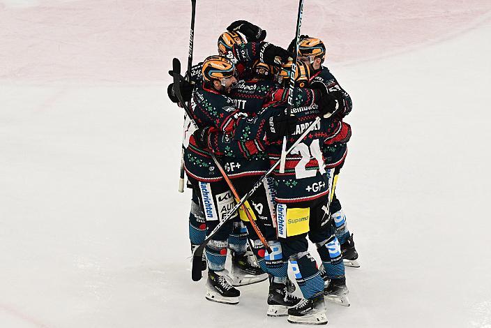 Die Steinbach Black Wings Linz feiern das Tor zum 3 zu 2 und zum Sieg, Steinbach Black Wings Linz vs Hydro Fehervar AV19, Weihnachtstrikot ICE Eishockey Liga, Linz AG Eisarena