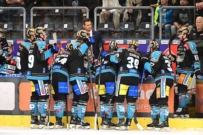 Das Team der Steinbach Black Wings Linz beim Time-Out  Win2Day ICE Hockey League,  Steinbach Black Wings Linz vs Spusu Vienna Capitals,  Linz AG Eisarena 